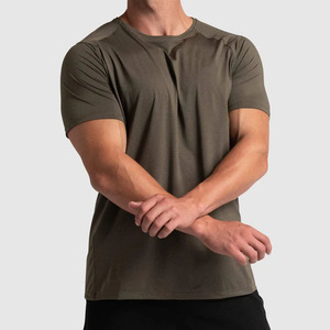 T-shirt homme en polyester et élasthanne, coupe classique, manches raglan, logo personnalisé de haute qualité. - Product Image 3