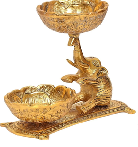 Cuenco de latón dorado con relieve profundo y majestuosas asas de pavo real en ambos lados; disponible a precios de mayorista. - Product Image 4