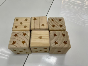 ชุดลูกเต๋าไม้ D6 ทำมือสั่งทำพิเศษ จัดส่งรวดเร็ว ขนาด 60 มม. สำหรับเกมและ DND สไตล์ DIY ตกแต่งบ้าน ไอเดียของขวัญคริสต์มาส - Product Image 6