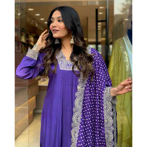 Hermoso Conjunto Salwar Kameez Morado de Modal Pesado Talla 2XL para Fiesta con Top, Pantalón y Dupatta - Product Image 5