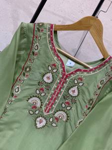 Conjunto de diseñador con hermoso bordado de lentejuelas, top de Mul Chanderi con pantalón y dupatta, completamente cosido y listo para usar. - Product Image 6