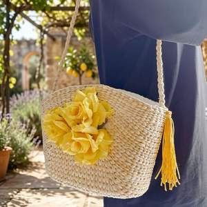 Sac à main bohème fait main en jacinthe d'eau, tissé avec fleur jaune et pompon, style plage estival - Product Image 3