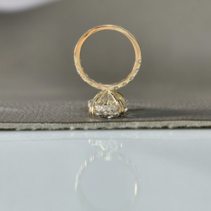 แหวนแต่งงานเพชรทรงรี 9.5 กะรัต ทอง 14k แบบซ่อนเพชร Halo Pave Shank พร้อมใบรับรอง IGI ระดับ E VS1 เพชรเพาะเลี้ยงสำหรับผู้หญิง - Product Image 5