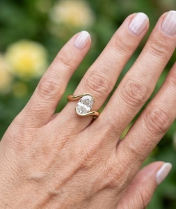 แหวนเพชรทรงรี 1.50 กะรัต รับรองโดย IGI แหวนหมั้นคลาสสิกทองคำแท้ 14K แบบ Bypass Half Bezel Solitaire แหวนแต่งงานสั่งทำพิเศษ - Product Image 2
