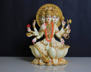 รูปปั้นพระแม่ลักษมีสีขาวทำจากเรซิ่นหลากสี สำหรับการบูชาและตกแต่งบ้าน งานศิลปะสไตล์อาร์ตเดโค ดีไซน์ทำมือ งานฝีมือนิรมลา - Product Image 3