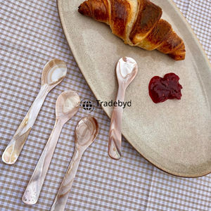 Cuillère décorative élégante en nacre faite à la main Tradebyd - Product Image 2