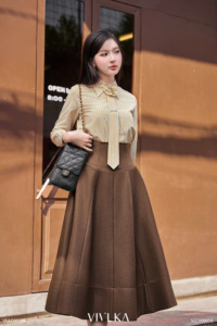 เสื้อเชิ้ตผู้หญิงลายทางสีเหลืองสไตล์ออฟฟิศ ผูกโบว์ได้ ประดับดอกไม้ แขนยาว ทรงเข้ารูป ผ้าคอตตอนผสม สีม่วง - Product Image 2