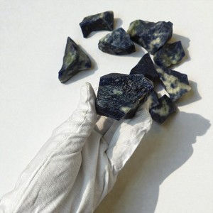 Pierres de guérison en sodalite brute naturelle - Spécimen minéral de sodalite bleu profond brut pour le Reiki, la méditation et le chakra de la gorge - Product Image 3