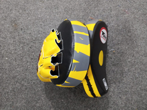 Guantes de Boxeo Dobles Resistentes en Negro y Amarillo, Manoplas Curvas de Cuero para Entrenamiento de Artes Marciales, Kickboxing y Muay Thai - Product Image 1
