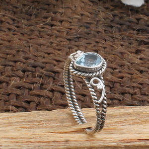 แหวนบลูโทแพซธรรมชาติจากสวิสเซอร์แลนด์ เงินแท้ 925 แหวนพลอยประจำเดือนพฤศจิกายน-ธันวาคม เครื่องประดับสำหรับผู้หญิง ของขวัญสุดพิเศษ - Product Image 2