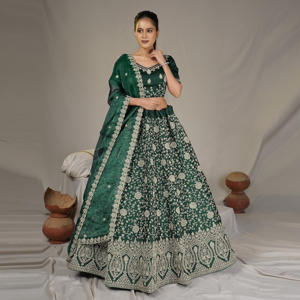 Lehenga Choli de Tela Crush con Bordado Intrincado, Falda Amplia, Blusa de Diseñador y Dupatta Elegante para Bodas y Fiestas - Product Image 5