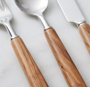 Ensemble de couverts en acier inoxydable 5 pièces au design moderne avec manche en bois, finition miroir, pour les repas de mariage - Product Image 2