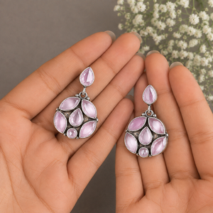 Boucles d'oreilles pendantes en argent oxydé avec pierres précieuses multicolores en gros |   Monture sertie de fleurs, tendance, en laiton plaqué argent antique |   Indien - Product Image 2