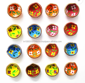 Petite lampe Diya en argile peinte à la main en Inde, écologique, décoration de Noël, décoration de bureau à domicile, décoration de temple, cadeau de Pooja - Product Image 2