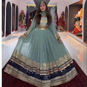 Nouvelle Arrivée Robes de Mariée Afghanes Kuchi Modernes Noires à Coupe Trapèze Longueur Genou avec Appliques Tribales Multicolores Faites à la Main et Col en V - Product Image 2