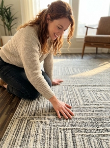 Tapis d'appoint Maze Line noué à la main en taupe doux et ivoire |   Tapis en laine contemporain pour des intérieurs luxueux et apaisants - Product Image 6