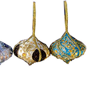 Ornements de Noël suspendus faits à la main en acrylique carré avec décoration Zari de haute qualité - Product Image 1