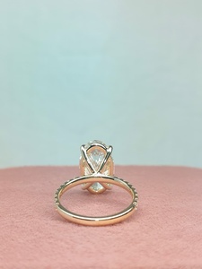 Anillo de compromiso solitario de diamante de corte ovalado en oro rosa macizo, con banda pavé de halo oculto, anillo nupcial minimalista de lujo para mujer - Product Image 3