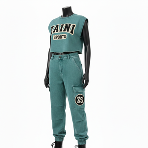 Conjunto de Mujer: Top Corto Sin Mangas de Felpa de Algodón Teal 300 GSM y Pantalón Jogger con Bolsillos Cargo, Parche de Chenilla y Logotipo Personalizado - Product Image 4