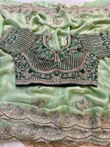 Sari en soie douce de créateur, imprimé floral, avec broderie Cutdana sur toute la surface et bordure découpée, accompagné d'un chemisier entièrement cousu. - Product Image 3
