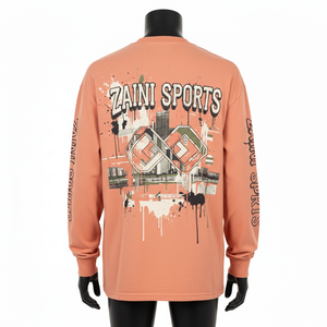 Camiseta gráfica de manga larga para hombre, de algodón grueso de 220 GSM, color naranja melocotón, transpirable, con logo serigrafiado. - Product Image 2