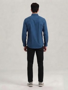 เสื้อเชิ้ตผู้ชายสีน้ำเงินผ้าฝ้ายเนื้อเรียบ แขนยาว ปกคอพับ ระบายอากาศได้ดี เหมาะสำหรับใส่ในฤดูร้อน - Product Image 3