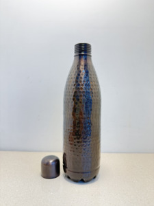 Bouteille d'eau martelée en cuivre antique de qualité supérieure 800 ml, forme de cola incurvée, artisanale, gaufrée, flacon ayurvédique, gourde sportive en métal - Product Image 5