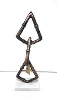 Sculpture moderne en chaîne d'argent, maillons martelés verticaux en métal, statue abstraite sur base en marbre, objet d'art de luxe pour la décoration intérieure