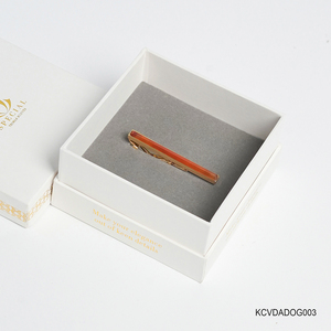 Un elegante clip para corbata chapado en oro de 18 quilates para hombre con piedras preciosas facetadas de ágata roja Fengshui (KCVDADOG003) de la colección Tinh Vu. - Product Image 5