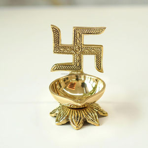 Diya de Latón Puro con Diseño de Swastika para Puja |   Diya, Símbolo Religioso para Sala de Oración, Templo, Mandir, Oficina - Product Image 2