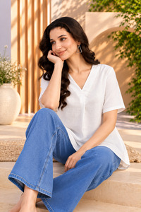 Blusa blanca de manga corta con cuello en V para mujer, corte holgado, transpirable, informal, para verano - Product Image 4
