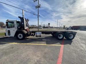 Camión Tractor Diésel 6x4 de Servicio Pesado para Logística de Alta Eficiencia y Transporte de Mercancías - Product Image 6