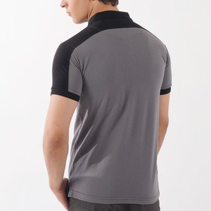 เสื้อโปโลแขนสั้นผู้ชายสีเทาและดำ ตัดต่อสี ทรงปกติ ผ้าถักแห้งเร็ว สไตล์ลำลอง - Product Image 2