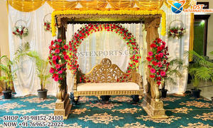 เวทีงานแต่งงานแบบกูจาราตีสุดหรู ชิงช้าไม้คุณภาพพรีเมียมจากสหรัฐอเมริกา ไม้เนื้อแข็งทนทาน ชุดชิงช้าสำหรับพิธีฮัลดี เมห์นดี รอยัล จุล่า ขายในสหราชอาณาจักร - Product Image 3