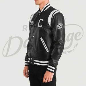 Chaqueta Varsity de Cuero Genuino Negro para Hombre con Paneles Blancos en los Hombros, Parche Personalizado con la Letra "C" y Puños Acanalados a Rayas - Product Image 5