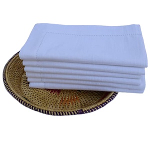 Servilletas Clásicas de Algodón Blanco Puro con Modernos Detalles Bordados en Azul Marino, Elegantes Accesorios para Mesa para Decoración de Fiestas - Product Image 4