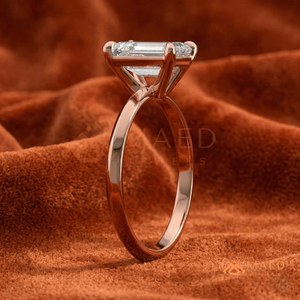 Bague de fiançailles unique en or rose plaqué 18 carats avec émeraude taille émeraude et tige à bords coupés – Diamant émeraude plaqué or rose - Product Image 2