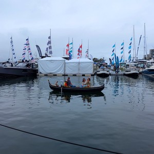 Góndola veneciana K208 Barco de madera de cedro para turismo y festival de pesca Decoración hecha a mano en Vietnam (460Lx120Wx112H cm) - Product Image 3