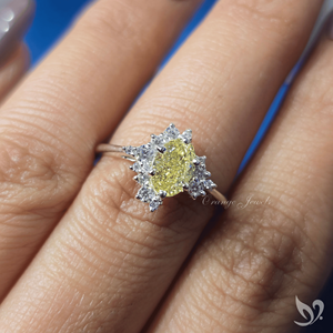 Bague de fiançailles élégante en or blanc 10 carats avec diamant de laboratoire ovale jaune intense de 1,01 carat - Product Image 6