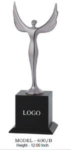 Trophée féminin en métal avec base en bois noir Modèle 600 Plaqué or, argent, cuivre Durable Récompense promotionnelle - Product Image 4