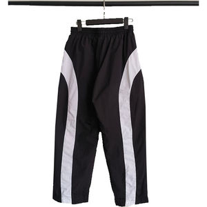 Ensemble de survêtement sportif personnalisé en nylon léger avec veste à capuche zippée, pantalon de jogging, coupe-vent et survêtement assorti - Product Image 5