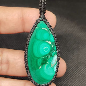 จี้ห้อยคอหินมาลาไคต์ทรงลูกแพร์สไตล์โบฮีเมียน ประดับด้วยเชือกถักแบบมาคราเม่ หินคริสตัลบำบัดธรรมชาติ - Product Image 1
