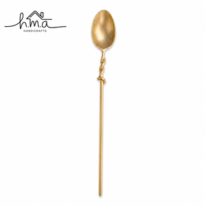 Cuillère en laiton doré à long manche torsadé, design minimaliste, vaisselle élégante - Product Image 1