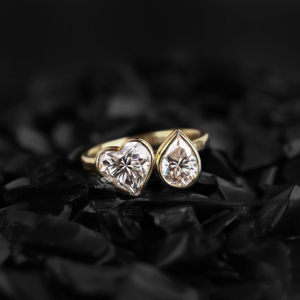 Anillo de compromiso Toi Et Moi de oro de 14K con diamante en forma de corazón y pera, engaste de bisel, 3.25 TCW, certificado IGI, joyería nupcial minimalista, venta al por mayor, personalizado - Product Image 1