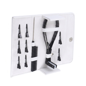 Kit d'outils pour extensions de cheveux noirs TEEJAY, best-seller, avec pinces, peigne et clips dans un étui de protection blanc - Product Image 1