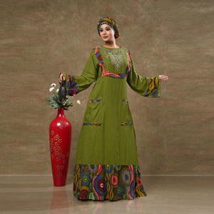 ชุดคาฟตันผ้าเรยอนพร้อมดีเทลปักลายบริเวณคอเสื้อ ขอบลายพิมพ์ แขนเสื้อทรงหลวม และดีไซน์ยาวคลุมเท้าอย่างสง่างาม - Product Image 4