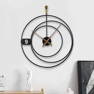 Horloge murale métallique minimaliste tendance qui rehausse la décoration moderne sans envahir l'espace - Product Image 5
