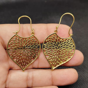 Pendientes de latón: Pendientes punk de latón del fabricante con motivos florales y anillos grandes - Product Image 1