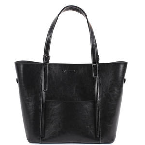 Sac à main en cuir véritable de qualité supérieure, élégant et tendance, pour femmes, avec plusieurs compartiments et une fabrication soignée. Disponible à la vente. - Product Image 5