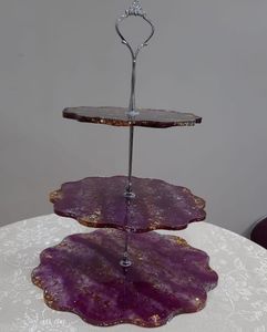 Soporte de resina de lujo para pasteles, diseñado para la presentación de postres, servicios de catering y decoración elegante de mesas. - Product Image 3